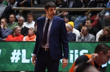 Alex Mumbru (Valencia Basket Kulübü 'nün koçu) Euroleague basketbol şampiyonası maçında Segafredo Virtus Bologna - Valencia Basket Club - Bologna, 17 Kasım 2022 - Paladozza spor sarayında - Kredi: Michele Nucci / LiveMedi