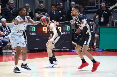 Chris Jones (Valencia Basket Kulübü), 17 Kasım 2022 'de Paladozza Spor Sarayı' nda oynanan Euroleague Basketbol Şampiyonası karşılaşmasında Daniel Hackett (Segafredo Virtus Bologna - Valencia Basket Kulübü) tarafından engellendi.