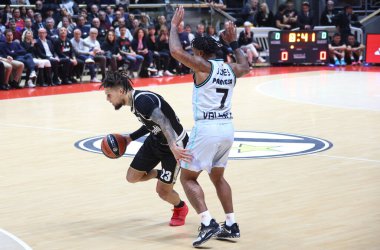 Daniel Hackett (Segafredo Virtus Bologna), 17 Kasım 2022 'de Paladozza Spor Sarayı' nda oynanan Euroleague basketbol karşılaşmasında Chris Jones (Valencia Basket Kulübü) tarafından engellendi.