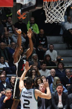 Semi Ojeleye (Segafredo Virtus Bologna), 17 Kasım 2022 'de Paladozza Spor Sarayı' nda oynanan Euroleague basketbol karşılaşmasında Josep Puerto (Valencia Basket Kulübü) tarafından engellendi.