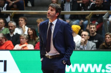 Alex Mumbru (Valencia Basket Kulübü 'nün koçu) Euroleague basketbol şampiyonası maçında Segafredo Virtus Bologna - Valencia Basket Club - Bologna, 17 Kasım 2022 - Paladozza spor sarayında - Kredi: Michele Nucci / LiveMedi