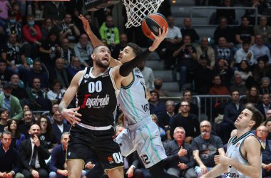 Isaia Cordinier (Segafredo Virtus Bologna), 17 Kasım 2022 'de Paladozza Spor Sarayı' nda oynanan Euroleague basketbol karşılaşmasında Jonah Radebaugh (Valencia Basket Kulübü) tarafından engellendi.