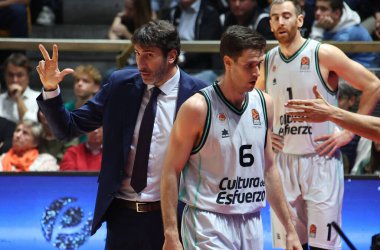 Alex Mumbru (Valencia Basket Kulübü 'nün koçu) ve Xabi Lopez-Arostegui (Valencia Basket Kulübü) Euroleague basketbol şampiyonası maçında Segafredo Virtus Bologna - Valencia Basket Kulübü - Bologna, 17 Kasım 2022