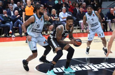 Jordan Mickey (Segafredo Virtus Bologna) Euroleague basketbol şampiyonası maçında James Webb III (Valencia Basket Kulübü) tarafından engellendi: Segafredo Virtus Bologna - Valencia Basket Kulübü - Bologna, 17 Kasım 2022 - 