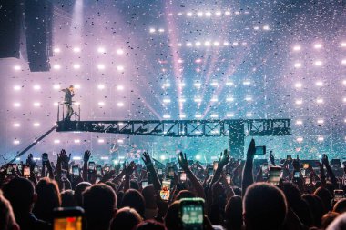 Cesare Cremonini, İtalyan şarkıcı Cesare Cremonini 'nin 17 Kasım 2022' de Milano, İtalya 'daki Mediolanum Forum' da verdiği konser sırasında sahneye çıktı.