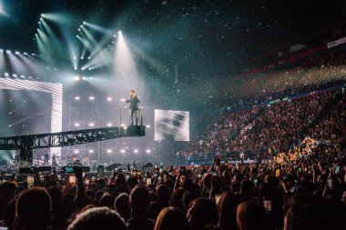 Cesare Cremonini, İtalyan şarkıcı Cesare Cremonini 'nin 17 Kasım 2022' de Milano, İtalya 'daki Mediolanum Forum' da verdiği konser sırasında sahneye çıktı.
