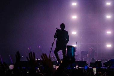 Cesare Cremonini, İtalyan şarkıcı Cesare Cremonini 'nin 17 Kasım 2022' de Milano, İtalya 'daki Mediolanum Forum' da verdiği konser sırasında sahneye çıktı.