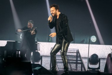 Cesare Cremonini, İtalyan şarkıcı Cesare Cremonini 'nin 17 Kasım 2022' de Milano, İtalya 'daki Mediolanum Forum' da verdiği konser sırasında sahneye çıktı.