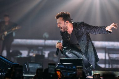 Cesare Cremonini, İtalyan şarkıcı Cesare Cremonini 'nin 17 Kasım 2022' de Milano, İtalya 'daki Mediolanum Forum' da verdiği konser sırasında sahneye çıktı.