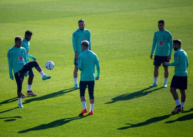 Brezilyalı Bruno Telles ve Brezilya Millî Futbol Takımı antrenmanları sırasında Katar 'da düzenlenen 2022 Dünya Kupası' nın son etabı öncesinde 18 Kasım 2022 'de Torino, İtalya' da Juventus Eğitim Merkezi 'nde takım arkadaşı oldu. Fotoğraf: Nderim Kaceli - Fotoğraf: Nderim Kaceli / Canlı