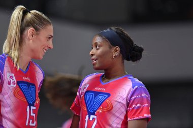 Myriam Sylla (Vero Volley Milano) ve Jovana Stevanoviç (Vero Volley Milano) 16 Kasım 2022 'de İtalya' nın Floransa kentinde düzenlenen Pala Wanny 'de İtalyan Serie A1 Kadınlar Savino Del Bene Scandicci' ye karşı Vero Volley (portreler) maçında karşılaşırlar. 