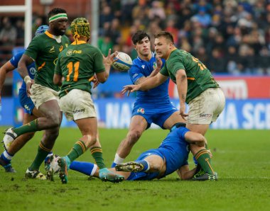 19 Kasım 2022 'de İtalya' nın Cenova kentinde Luigi Ferrarsi Stadyumu 'nda oynanan rugby karşılaşmasında Güney Afrika' dan Kurt-Lee Arendse ve ANS - İtalya 'nın Sonbahar Ulusları Serisi sırasında Güney Afrika' dan Andre Esterhuizen karşılaşmıştır. Fotoğraf: Nderim Kaceli - Cred