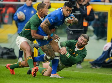 İtalya 'dan Montanna Ioane ve İtalya' dan Willie Le Roux 19 Kasım 2022 'de İtalya' nın Cenova kentinde bulunan Luigi Ferrarsi Stadyumu 'nda oynanan rugby karşılaşmasında. Fotoğraf: Nderim Kaceli - Fotoğraf: Nderim K