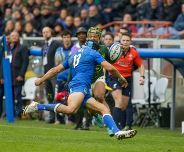 19 Kasım 2022 'de İtalya' nın Cenova kentinde Luigi Ferrarsi Stadyumu 'nda oynanan rugby karşılaşmasında Güney Afrika' dan Kurt-Lee Arendse ve İtalya 'dan Juan Ignacio Brex İtalya - Güz Ulusları Serisi İtalya' da karşılaştı. Fotoğraf: Nderim Kaceli - Fotoğraf: Nde