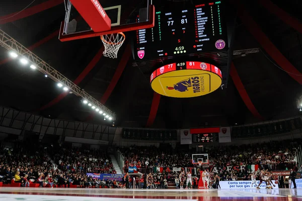 在Lba Lega Basket 2022 23在意大利瓦雷西的Enerxenia Arena举行的Openjobmetis Varese和Umana Reyer Naquia之间的常规赛中的竞技场内的总体情况 Fabrizio — 图库照片