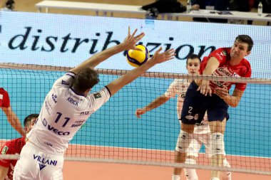 Oleg Antonov, Prisma Taranto ezildi. İtalya Süper Lig Voleybol Şampiyonası sırasında Gioiella Prisma Taranto, İtalya 'nın Taranto kentinde PalaMazzola' da Valsa Group Modena 'ya karşı, 20 Kasım 2022 - Fotoğraf: Giuseppe Lev