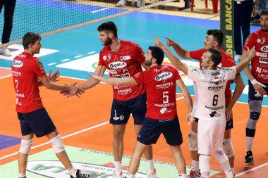 Prisma Taranto sevinci. İtalya Süper Lig Voleybol Şampiyonası sırasında Gioiella Prisma Taranto, İtalya 'nın Taranto kentinde PalaMazzola' da Valsa Group Modena 'ya karşı, 20 Kasım 2022 - Fotoğraf: Giuseppe Lev