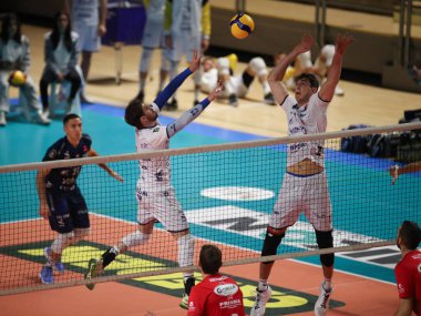 Bruno Mossa De Rezende (# 1 - Valsa Group Modena) voleybol İtalya Serie A Erkekler Süper Ligi şampiyonu Gioiella Prisma Taranto ve Valsa Group Modena maçında topu Tobias Krick 'e (# 11 - Valsa Group Modena) attı.