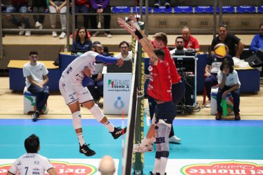 Earvin Ngapeth (# 9 - Valsa Group Modena), İtalya Süper Lig Voleybol Şampiyonası sırasında İtalya Serie A Erkekler Ligi şampiyonu Gioiella Prisma Taranto, İtalya 'nın Taranto kenti PalaMazzola' da Valsa Group Modena 'ya karşı, 20 Kasım 2022 - Fotoğraf: Nicola Mastronard