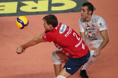 Oleg Antonov (# 2 - Gioiella Prisma Taranto) voleybol İtalya Serie A Erkekler Süper Ligi Şampiyonası 'nda topu aldı Gioiella Prisma Taranto, Valsa Group Modena' ya karşı Taranto, İtalya 'da PalaMazzola, 20 Kasım 2022 - Fotoğraf: Nicola Mastr