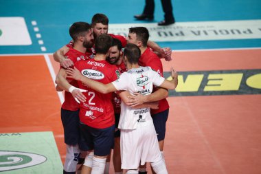 Taranto oyuncuları İtalya Süper Lig Voleybol Şampiyonası 'nda eğleniyorlar Gioiella Prisma Taranto, İtalya' nın Taranto kentinde PalaMazzola 'da Valsa Group Modena' ya karşı, 20 Kasım 2022 - Fotoğraf: Nicola Mastronard