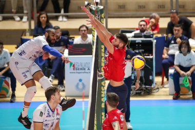 Earvin Ngapeth (# 9 - Valsa Group Modena), İtalya Süper Lig Voleybol Şampiyonası sırasında İtalya Serie A Erkekler Ligi şampiyonu Gioiella Prisma Taranto, İtalya 'nın Taranto kenti PalaMazzola' da Valsa Group Modena 'ya karşı, 20 Kasım 2022 - Fotoğraf: Nicola Mastronard