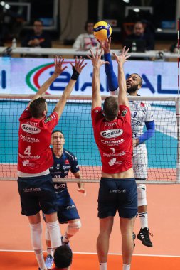 Earvin Ngapeth (# 9 - Valsa Group Modena) voleybol İtalya Serie A Erkekler Süper Ligi Şampiyonası sırasında yükseldi Gioiella Prisma Taranto, İtalya 'nın Taranto kentinde PalaMazzola' da Valsa Grup Modena 'ya karşı, 20 Kasım 2022 - Fotoğraf: Nicola Mastronard