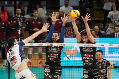 Lavya Daniele (n.15 itas trentino) v giannelli simone (n.6 sir safe susa perugia) İtalyan Serie A Men SuperLeague Şampiyonası sırasında Sir Susa Perugia Itas Trentino 'ya karşı 20 Kasım 2022 - Cr