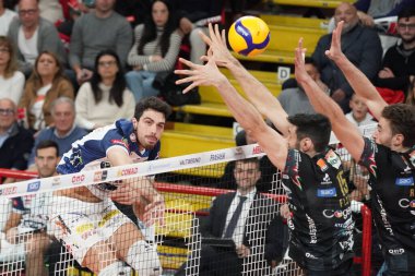 20 Kasım 2022 'de İtalya' nın Perugia kentinde Pala Barton 'da İtalyan Serie A Men SuperLeague Şampiyonası Sir Susa Perugia ve Itas Trentino arasında oynanan Voleybol Şampiyonası sırasında Lavya Daniele (n.15 itas trentino) - Loris Cerquiglin