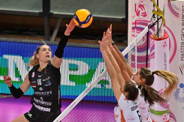 Alexandra Laziç (Bartoccini-Fortinfissi Perugia) & # xA; - Agnese Cecconello (Bosca Cuneo) & # xA; - Danielle Drews (Cuneo) İtalyan Serie A1 Kadına karşı Cuneo Granda Volley - Bartocccini-Fortinfissi Perugia maçında Cune 'deki Pala Ubi Banca