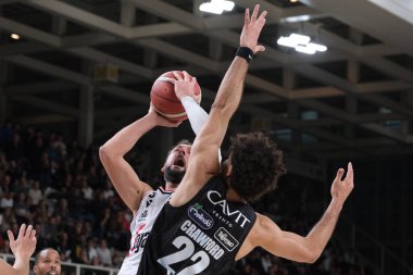 Marco Belinelli - Virtus Segafredo Bologna, Andrew Crawford - Dolomiti Energia Trentino İtalya Basketbol Şampiyonası Dolomiti Energia Trentino - Virtus Segafredo Bologna 'ya karşı Trento, İtalya' daki BLM Group Arena, Novembe