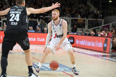 Niccolo Mannion - Virtus Segafredo Bologna İtalya Basketbol Şampiyonası Dolomiti Energia Trentino-Virtus Segafredo Bologna maçında 20 Kasım 2022 'de İtalya' nın Trento kentinde oynanan BLM Group Arena maçında topu çaldı.