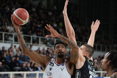 Jordan Mickey - Virtus Segafredo Bologna, Trent 'teki BLM Group Arena' da İtalyan Basketbol Şampiyonası Dolomiti Energia Trentino 'ya karşı Virtus Segafredo Bologna maçında Andrejs Grazulis - Dolomiti Energia Trentino' nun rakibi oldu.