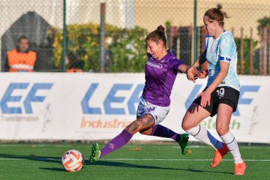 Miriam Longo (ACF Fiorentina) ve Lisa Alborghetti (Inter) İtalyan futbolu sırasındaki ACF Fiorentina vs Inter - FC Internazionale maçı Sesto Fiorentino 'daki Pietro Torrini Stadyumu' nda (FI), İtalya, 20 Kasım 2022 - Fotoğraf: Lisa Gugli