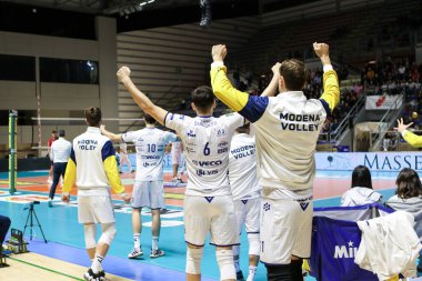İtalya Süper Lig Voleybol Şampiyonası 'nda kutlama yapan Modena' lı yedek oyuncular Gioiella Prisma Taranto, İtalya 'nın Taranto kentinde PalaMazzola' da Valsa Group Modena 'ya karşı, 20 Kasım 2022 - Fotoğraf: Nicola Mastronard