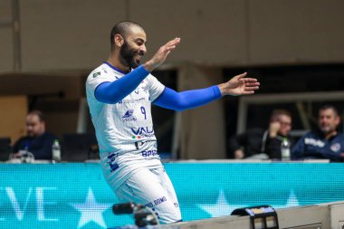 Earvin Ngapeth (# 9 - Valsa Group Modena), İtalya Süper Lig Voleybol Şampiyonası sırasında alaycı bir tavırla Gioiella Prisma Taranto, İtalya 'nın Taranto kentinde PalaMazzola' da Valsa Group Modena 'ya karşı, 20 Kasım 2022 - Fotoğraf: Nicola Mastronard