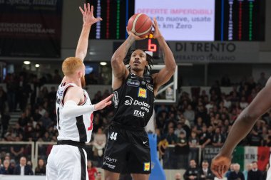 Darion Atkins - Dolomiti Energia Trentino 'nun İtalya Basketbol Şampiyonası sırasındaki süspansiyon çekimi Dolomiti Energia Trentino, İtalya' nın Trento kentinde BLM Group Arena 'da Virtus Segafredo Bologna' ya karşı, 20 Kasım 2022