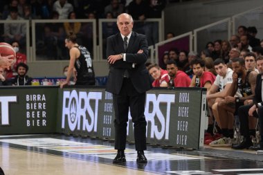 Emanuele Molin - Teknik Direktör - Dolomiti Energia Trentino İtalya Basketbol Şampiyonası sırasında Dolomiti Energia Trentino, İtalya 'nın Trento kentinde BLM Group Arena' da Virtus Segafredo Bologna 'ya karşı, 20 Kasım 2022
