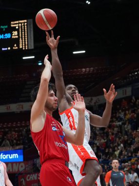 Frank Bartley (Pallacanestro Trieste) İtalyan Basketbol Şampiyonası EA7 Emporio Armani Milano ile Pallacanestro Trieste arasında Milano, İtalya, Novembe Forumu 'nda oynanan karşılaşmada Davide Alviti (EA7 Emporio Armani Olimpia Milano) tarafından engellendi.