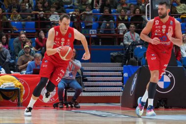 Johannes Voigtmann (EA7 Emporio Armani Olimpia Milano) ve Giampaolo Ricci (EA7 Emporio Armani Olimpia Milano), İtalya Basketbol Şampiyonası EA7.