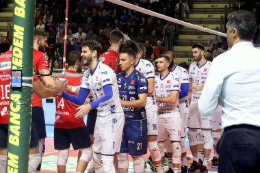 Yarışın başında Prisma Taranto ve Modena. İtalya Süper Lig Voleybol Şampiyonası sırasında Gioiella Prisma Taranto, İtalya 'nın Taranto kentinde PalaMazzola' da Valsa Group Modena 'ya karşı, 20 Kasım 2022 - Fotoğraf: Giuseppe Lev