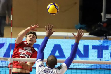 Eric Loeppky, Prisma Taranto, saldırın. İtalya Süper Lig Voleybol Şampiyonası sırasında Gioiella Prisma Taranto, İtalya 'nın Taranto kentinde PalaMazzola' da Valsa Group Modena 'ya karşı, 20 Kasım 2022 - Fotoğraf: Giuseppe Lev