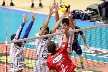 Oleg Antonov, Prisma Taranto, saldırın. İtalya Süper Lig Voleybol Şampiyonası sırasında Gioiella Prisma Taranto, İtalya 'nın Taranto kentinde PalaMazzola' da Valsa Group Modena 'ya karşı, 20 Kasım 2022 - Fotoğraf: Giuseppe Lev