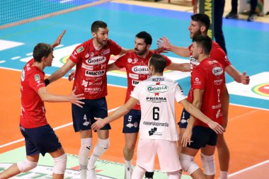 Prisma Taranto, sevinç. İtalya Süper Lig Voleybol Şampiyonası sırasında Gioiella Prisma Taranto, İtalya 'nın Taranto kentinde PalaMazzola' da Valsa Group Modena 'ya karşı, 20 Kasım 2022 - Fotoğraf: Giuseppe Lev