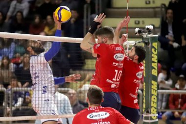 Earvin Ngapeth, Modena, lob. İtalya Süper Lig Voleybol Şampiyonası sırasında Gioiella Prisma Taranto, İtalya 'nın Taranto kentinde PalaMazzola' da Valsa Group Modena 'ya karşı, 20 Kasım 2022 - Fotoğraf: Giuseppe Lev