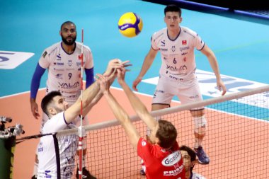 Adis Lagumciya, Modena ve Oleg Antonov, Prisma Taranto, hava kontrastında. İtalya Süper Lig Voleybol Şampiyonası sırasında Gioiella Prisma Taranto, İtalya 'nın Taranto kentinde PalaMazzola' da Valsa Group Modena 'ya karşı 20 Kasım 2022 -