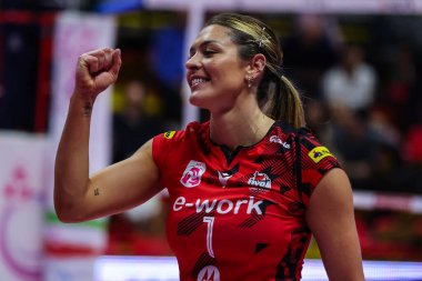Rosamaria Montibeller # 7 of UYBA Unet E-Work Busto Arsizio 20 Kasım 2022 tarihinde İtalya 'nın Busto Arena kentinde UYBA Unet E-Work Busto Arsizio ve Wash4green Pinerolo arasında oynanan Volley Serie A kadınlar 2022 / 23 voleybol karşılaşmasını kutluyor - Cre