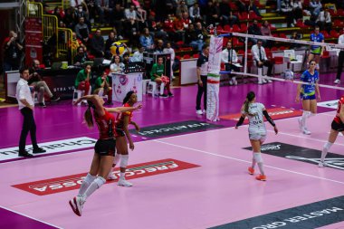 Rosamaria Montibeller # 7 of UYBA Unet E-Work Busto Arsizio, 20 Kasım 2022 'de İtalya' nın Busto Arena şehrinde UYBA Unet E-Work Busto Arsizio ve Wash4green Pinerolo arasında oynanan 2022 Volley Serie A kadınlar voleybol karşılaşmasında eylem halindeydi.