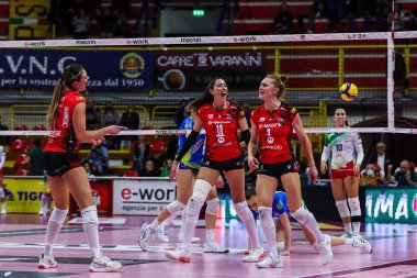Takım arkadaşları Volley Serie A bayanlar 2022 / 23 voleybol maçında UYBA Unet E-Work Busto Arsizio ve Wash4green Pinerolo arasında 20 Kasım 'da İtalya' nın Busto Arsizio kentinde düzenlenen kutlamalar sırasında UYBA 3.