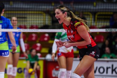 Rosamaria Montibeller # 7 of UYBA Unet E-Work Busto Arsizio 20 Kasım 2022 tarihinde İtalya 'nın Busto Arena kentinde UYBA Unet E-Work Busto Arsizio ve Wash4green Pinerolo arasında oynanan Volley Serie A kadınlar 2022 / 23 voleybol karşılaşmasını kutluyor - Cre